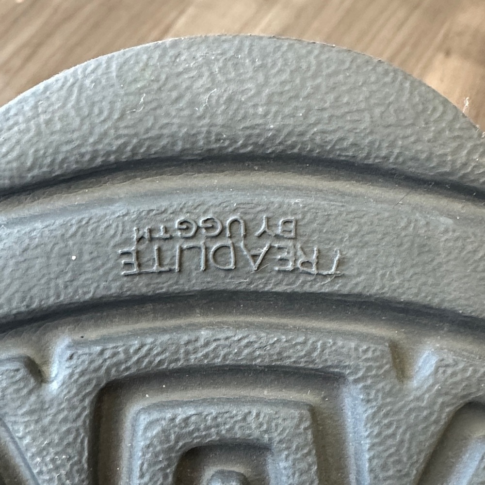 Grey medium height Uggs - image 4